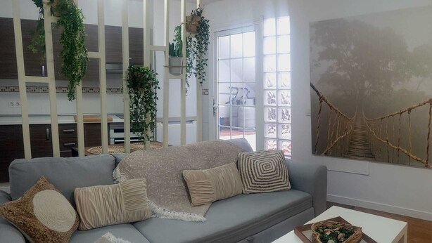 A living room with a grey sofa, white coffee table, and hanging plants. - Nice house with terrace (San Cristóbal De La Laguna)