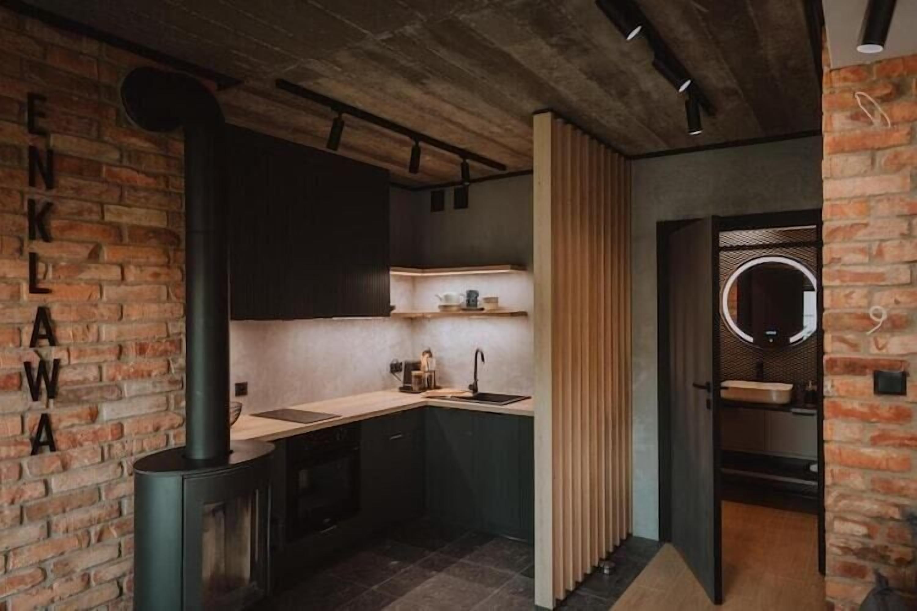 Coffee/tea maker, fridge, oven, stovetop