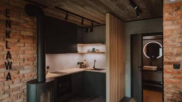 Coffee/tea maker, fridge, oven, stovetop