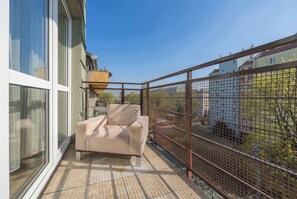 Terrace/patio - Spacious Apartment with Balcony | Parking | Close to Attractions (Warszawa)