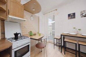 Fridge, microwave, oven, stovetop - Spacious Apartment with Balcony | Parking | Close to Attractions (Warszawa)