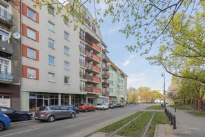 Exterior - Spacious Apartment with Balcony | Parking | Close to Attractions (Warszawa)