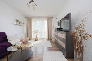 TV, offices - Spacious Apartment with Balcony | Parking | Close to Attractions (Warszawa)
