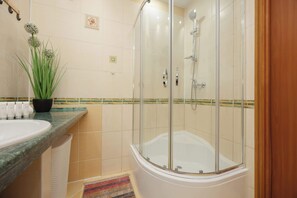 Hair dryer, towels, shampoo - Spacious Apartment with Balcony | Parking | Close to Attractions (Warszawa)
