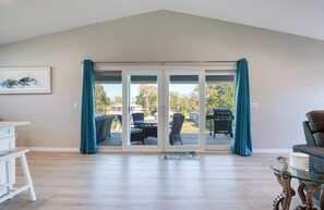 Living area - MANATEE CROSSING Cozy 2-Bed 2-Bath, Weeki Wachee, FL (Spring Hill)