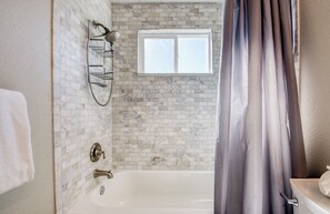 Shower, hair dryer, towels, soap - MANATEE CROSSING 3Bd/3Ba w/ Studio, Private Dock & Kayaks, Weeki Wachee, FL (Spring Hill)