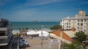A beachfront hotel with a view of the ocean, a beach club, and a parking area. - Mirante dos Ingleses (Florianopolis)