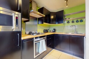 Fridge, microwave, oven, stovetop - 1BR Flat Near Isleworth Station & Syon House (Isleworth)