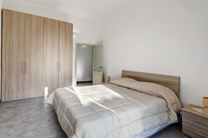 3 bedrooms, bed sheets - Apartment 'La Casa Del Marchese' with Private Terrace (Pietra Ligure)