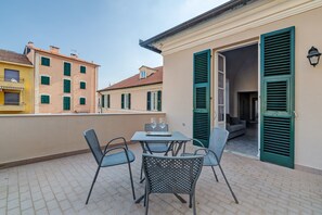 Outdoor dining - Apartment 'La Casa Del Marchese' with Private Terrace (Pietra Ligure)