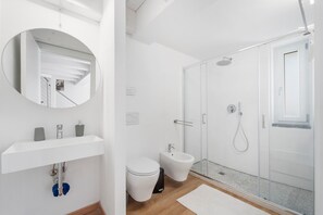Een douche, een haardroger, handdoeken