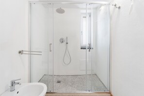 Douche, sèche-cheveux, serviettes fournies