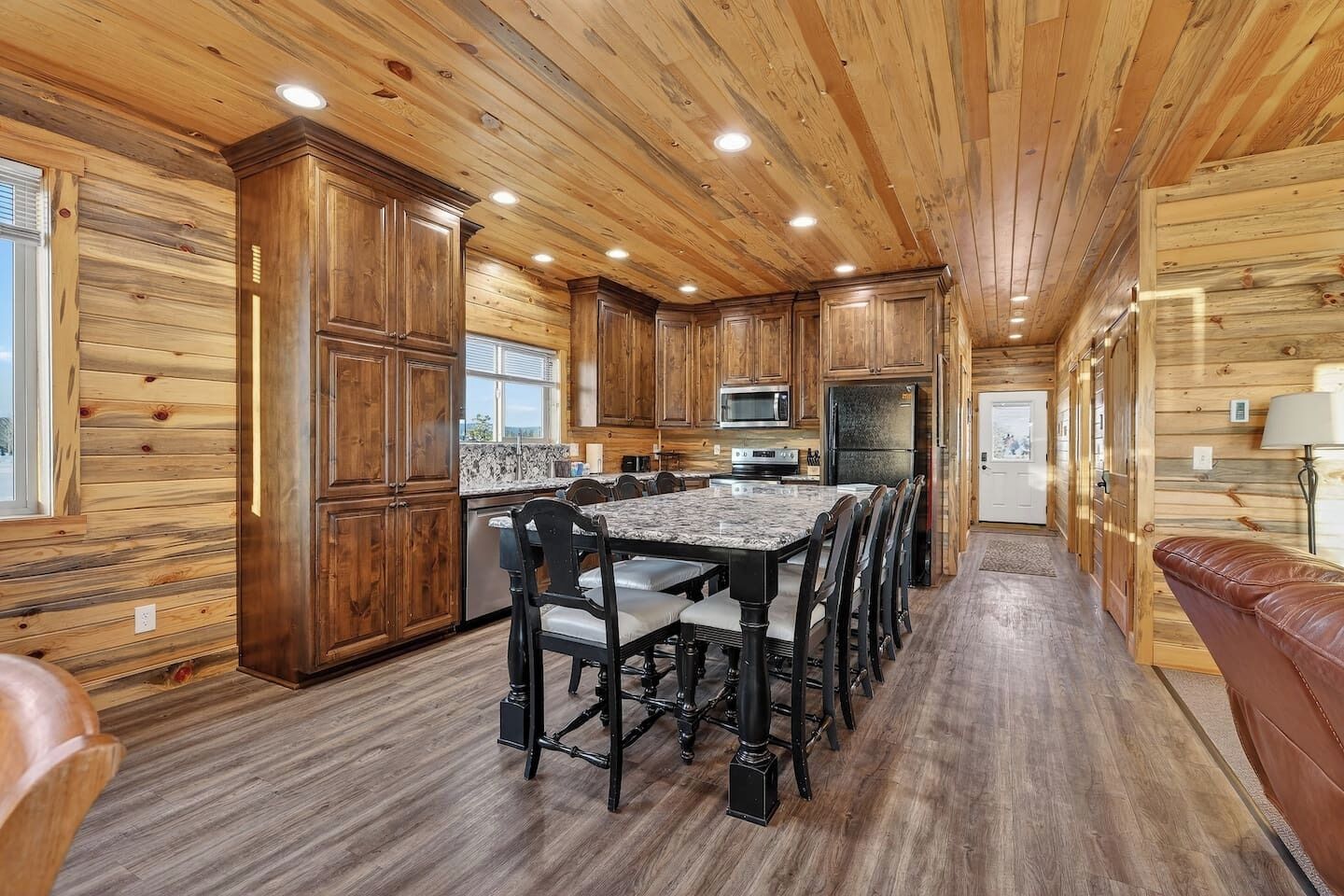 Un interior de madera con cocina, comedor y zona de estar.