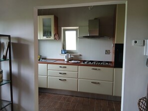 Fridge, oven, stovetop, coffee/tea maker