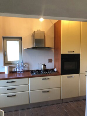 Fridge, oven, stovetop, coffee/tea maker - Villa Giulia Casaprota (Casa Prosa)
