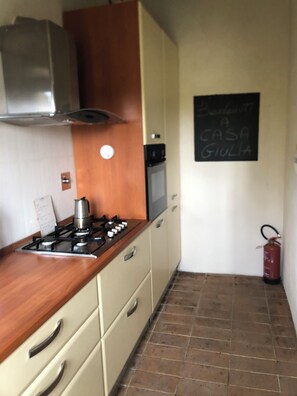 Fridge, oven, stovetop, coffee/tea maker - Villa Giulia Casaprota (Casa Prosa)