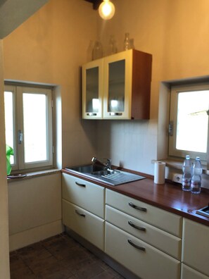Fridge, oven, stovetop, coffee/tea maker - Villa Giulia Casaprota (Casa Prosa)