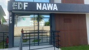 Un edificio moderno con un letrero que dice 'EDF NAWA' y el número '479' visible.