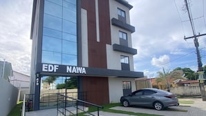 Un edificio moderno con fachada de vidrio y un letrero que dice "EDF NAWA".