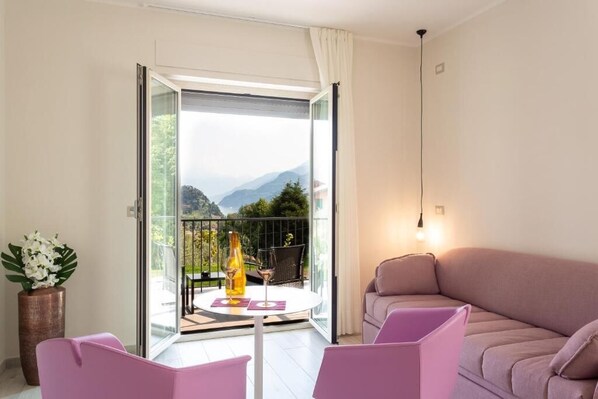 Superior Studio Suite, Lake View | Living area - Domus Bellagio (Bellagio)