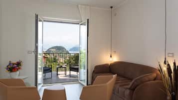 Suite estudio superior, vista al lago | Área de sala de estar