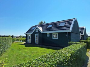 Exterior - Chalet With 5 Bedrooms and 2 Bathrooms (West-Graftdijk)