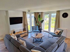 Living room - Chalet With 5 Bedrooms and 2 Bathrooms (West-Graftdijk)