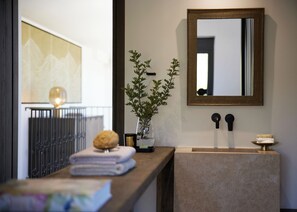 Rainfall showerhead, free toiletries, hair dryer, towels - Citrus Grove Luxury Villas (Rethymno)