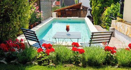Sunny holiday home with Pool/BBQ area/AC/Parking Casa Montana Country Apartment