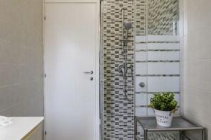 Shower, bidet, shampoo - Monte Ceneri, 71 - Modern, convenient and well-connected (Milan)