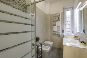 Shower, bidet, shampoo - Monte Ceneri, 71 - Modern, convenient and well-connected (Milan)