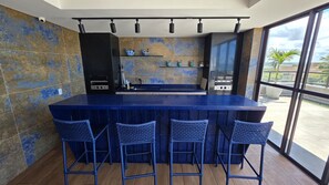 Fridge, microwave, stovetop, cookware/dishes/utensils - Porto Atlantis a passos do mar 211 by LP (Ipojuca)