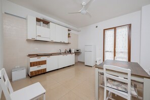 Private kitchen - Ideal villa for families and groups, a stone's throw from the sea and the city. (Taranto)