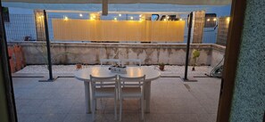 Outdoor dining - Ideal villa for families and groups, a stone's throw from the sea and the city. (Taranto)