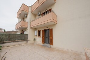 Exterior detail - Ideal villa for families and groups, a stone's throw from the sea and the city. (Taranto)