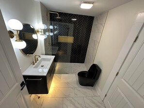Bidet, Handtücher, Seife, Toilettenpapier