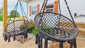 Two macrame hanging chairs suspended from a wooden structure. - Luxury Renovated Barn Near Bennett Springs – Cozy & Private (Lebanon)