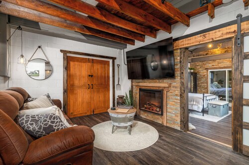 Luxury Renovated Barn Near Bennett Springs – Cozy & Private