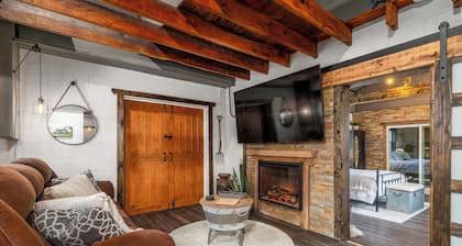 Luxury Renovated Barn Near Bennett Springs – Cozy & Private