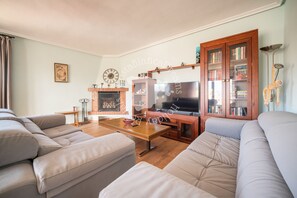 TV - CostaBlancaDreams - Villa Los Pinos in Calpe (Calpe)
