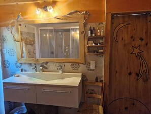 Regadera, amenidades de baño ecológicas, secadora de cabello, toallas 