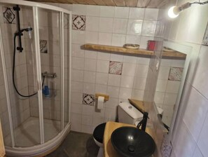 Regadera, amenidades de baño ecológicas, secadora de cabello, toallas 