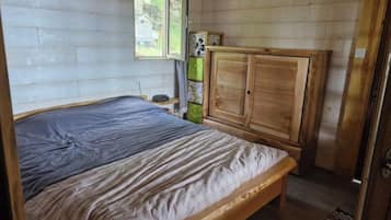 3 bedrooms, travel crib, internet, bed sheets