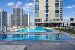 A swimming pool with a view of high-rise buildings. - Downtown Miami 2BR Skyline Bay View Balcony Corner Suite | Luxe Pad (Miami)
