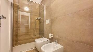 Doccia, asciugacapelli, bidet, asciugamani