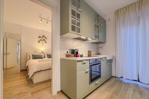 Kühlschrank, Ofen, Herdplatte, Wasserkocher mit Kaffee-/Teezubehör