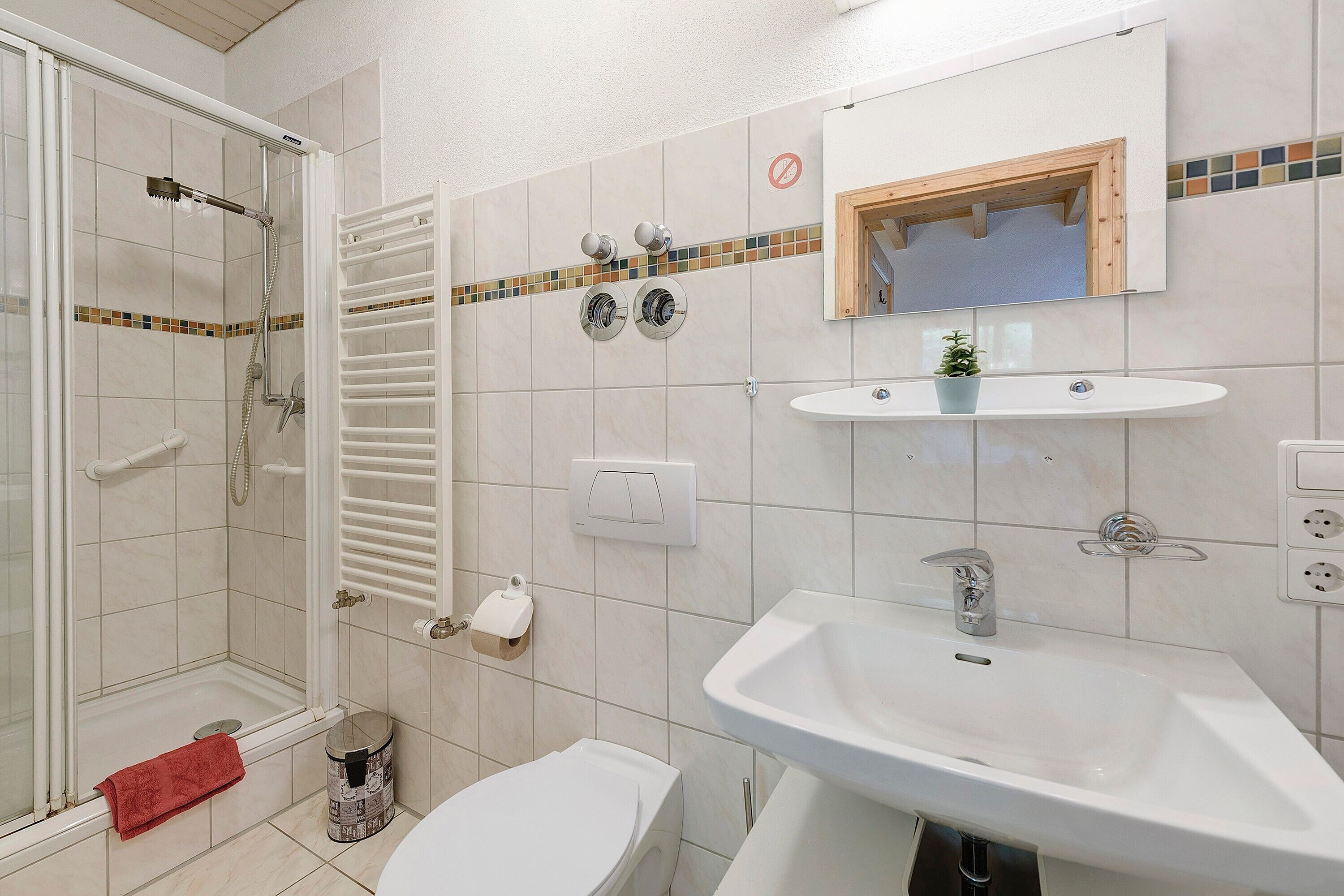 Douche, sèche-cheveux, serviettes fournies