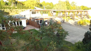 A residential property with a fenced backyard, a covered outdoor seating area, and a wooden deck. - Mobile Home im Ferienpark mit Seezugang (Dabel)