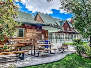 Outdoor dining - Mountain Chic | 2BR Family Escape | Hot Tub + Pool (Canmore)