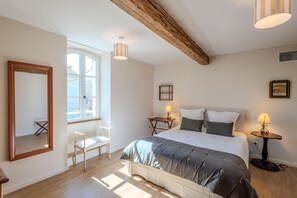 4 bedrooms, iron/ironing board, Internet, bed sheets - Le Petit Citronnier - Four Bedroom Villa, Sleeps 8 (Maillane)